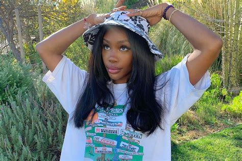 SZA Shares Nude Selfie .
